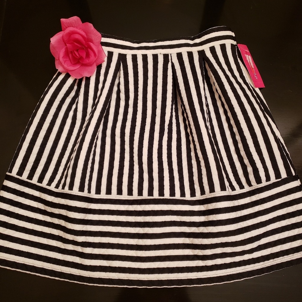 ⭐Xhilaration Black/White stripe skirt size XS